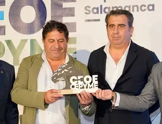 Jose Antonio Campal, a la derecha de la imagen, recogiendo un premio junto a su hermano. ARCHIVO 
