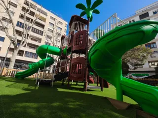 Parque infantil de la plaza de Carmelitas con los nuevos ‘campitos’ de fútbol y mobiliario mejorado | Anass Álvarez