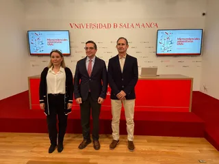 Juan Manuel Corchado, rector de la Universidad de Salamanca; María Teresa Escribano, delegada del rector para estudios de Postgrado y Formación Permanente; y Galo Sánchez, director académico para Microcredenciales