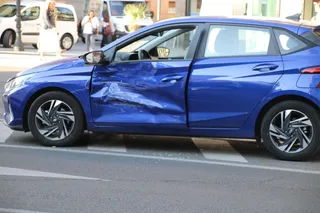 Tráfico denso en avenida de Mirat por un accidente entre una furgoneta y un turismo