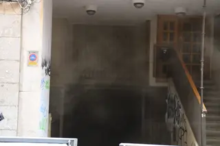 Humo procedente de un bar y un garaje en la calle Rodríguez Fabrés