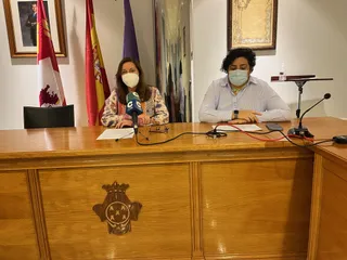 La alcaldesa de Peñaranda, Carmen Ávila, junto a la concejala de Hacienda, Patrocinio Macias