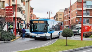 El Ayuntamiento insiste en la falta de recursos para financiar el bono-bus joven