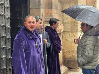 La lluvia obliga a cancelar la procesión de la Ilustre y Venerable Congregación de Nuestro Padre Jesús Nazareno y Santo Entierro