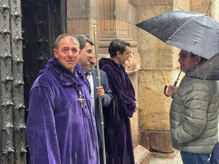 La lluvia obliga a cancelar la procesión de la Ilustre y Venerable Congregación de Nuestro Padre Jesús Nazareno y Santo Entierro