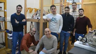 Agachados, de izqda. dcha., Vito Clericò y Enrique Diez con el equipo de investigación