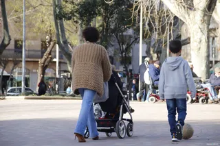 Niños Padres Natalidad Carrito Paseo. Foto de archivo
