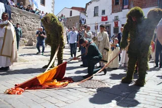 La procesión del Corpus Christi con los hombres de musgo en Béjar.