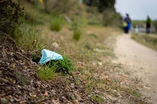 El 63,2% de los españoles no es consciente del impacto de las mascarillas en la naturaleza, según un estudio