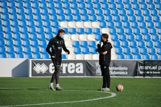 Florentin Bloch conversa con Raúl Menéndez en el entrenamiento / FOTO SALAMANCA24HORAS.COM