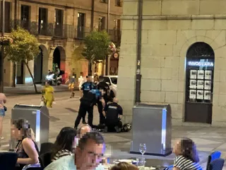 Un varón es derribado por la Policía Nacional y Local en la plaza del Mercado