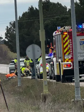 Colisión frontal entre dos turismos deja tres heridos en la SA-300 (Villamayor)