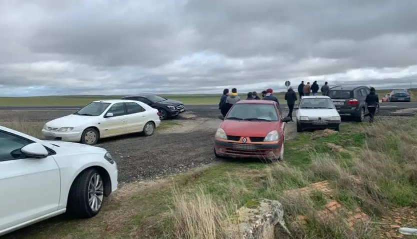 Vecinos y amigos buscando al joven desaparecido en Paradinas de San Juan