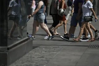 Gente andando por la calle, persona, personas