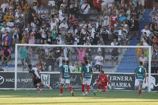 Iván Moreno marca su penalti en el amistoso ante el Zamora | FOTO JUANES