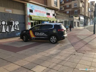 Embutidos y chocolate, el botín del robo en una frutería de la Avenida de Portugal