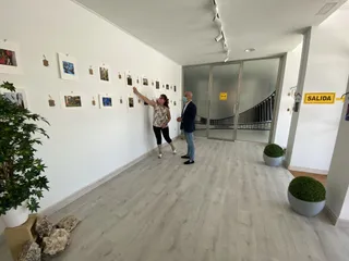 Juan Carlos Bueno, concejal de Turismo, visitando las mejoras de la Sala Protagonistas