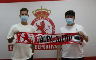 Amis posa con la bufanda de la Cultural.