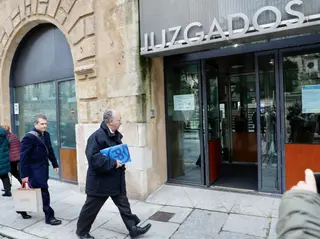 Servicios jurídicos del PP entrando en el edificio de juzgados de Colón | Susana Martín (Agencia ICAL)