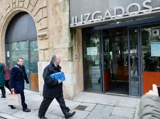 Servicios jurídicos del PP entrando en el edificio de juzgados de Colón | Susana Martín (Agencia ICAL)