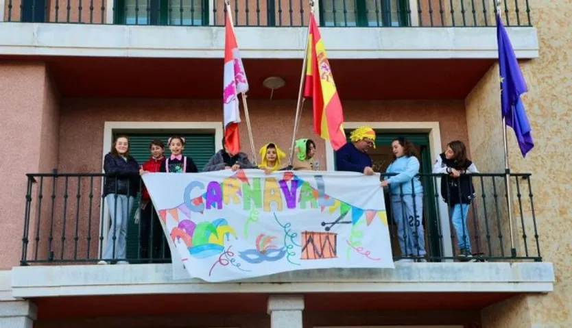 Colocación pancarta Carnaval Ciudad de los Niños