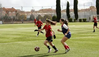 Luna Ruano, con el brazalete de capitán del Salamanca Fútbol Femenino.