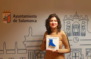 Miryam Rodriguez pajarita azul