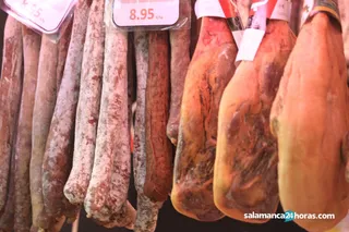 Embutido colgado en el mercado de Salamanca