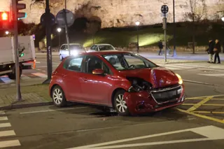 Turismo accidentado en el cruce avenida Reyes de España | Mateo G. J.