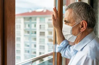 Hombre en casa con mascarilla