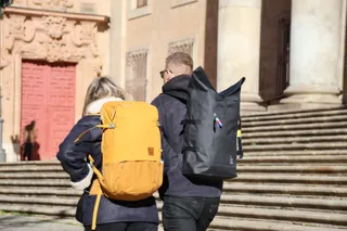 Gente paseando por las calles de Salamanca. Foto de archivo S24H