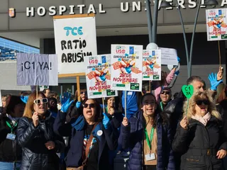 Las TCAEs de Salamanca se concentran a las puertas del hospital de Salamanca