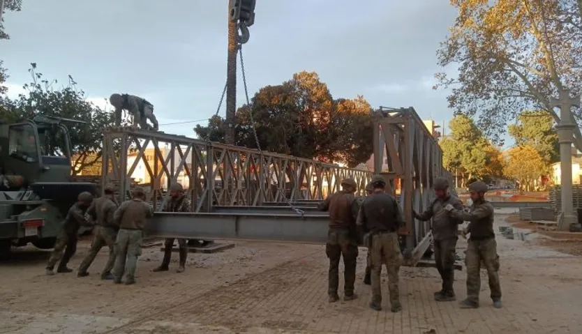 Militares salmantinos del REI11 montan un puente en Picanya, Valencia. Foto Ejército de Tierra