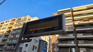 Un fallo en el sistema informático deja en blanco las pantallas informativas de los autobuses urbanos | Diego González