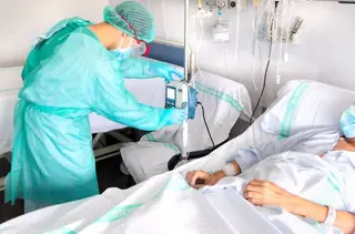 Un enfermero atendiendo a un paciente
