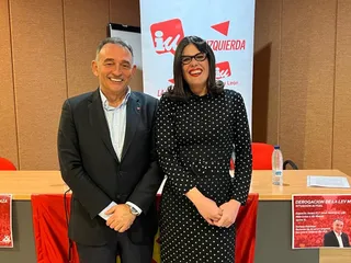 Enrique Santiago, portavoz de Izquierda Unida en el Congreso de los Diputados y Secretario General del PCE junto a Virginia Carrera, concejala del Grupo Mixto en el Ayuntamiento de Salamanca. Foto S24H