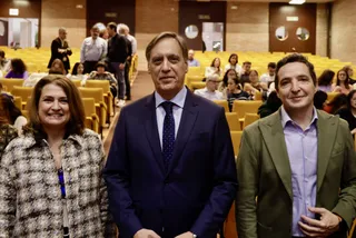 Carlos García Carbayo, junto al catedrático de Inteligencia Artificial de la Universidad de Salamanca, Juan Manuel Corchado, y la vicerrectora de ciencias de la salud , Ana Martin | David Arranz (ICAL)