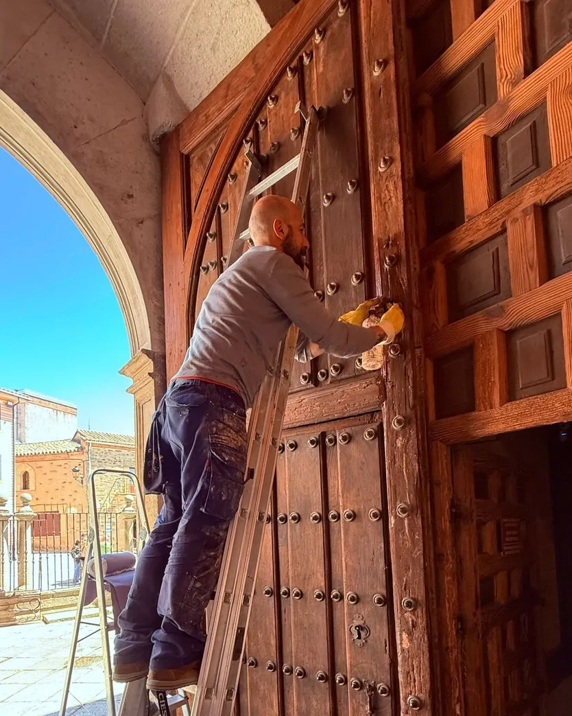 Restauración puertas basílica Anunciación Alba por la veneración de Santa Teresa