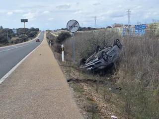Accidente entre dos turismos en La Rad