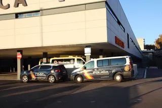 Furgón y coche de la Policía Nacional en Urgencias del Hospital Universitario en una foto de archivo