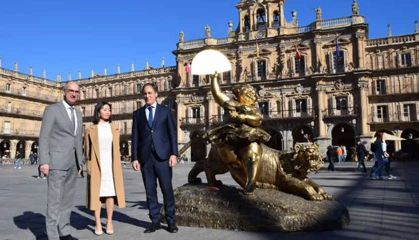García Carbayo, Iglesias y Mingo inauguran la exposición de Xu Wong Fei (8)