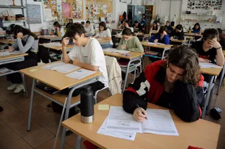 Profesor impartiendo clase. Foto EP