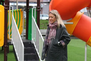 La concejala de Medio Ambiente, María José Coca, visita la renovada zona de juegos infantiles.