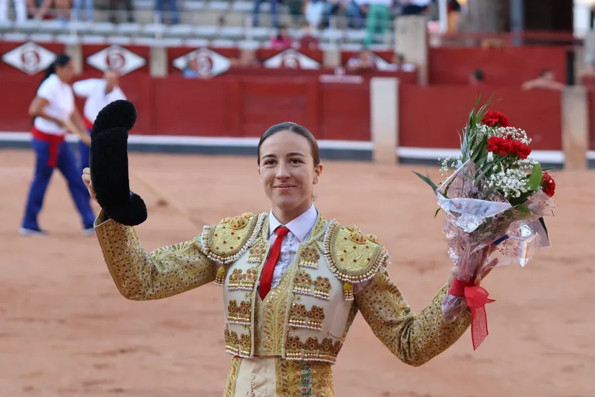 Raquel Martín dando la vuelta al ruedo en la novillada de Antonio Palla en La Glorieta, en la feria de 2024, con el vestido del sastre Justo Algaba