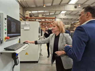 La consejera de Industria, Comercio y Empleo, Leticia García, durante la visita a una empresa | Junta de Castilla y León
