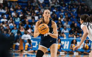 Emma Johansson, En Una Foto Del California Baptist Lancers. Riley Collom