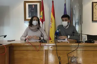Los concejales Pilar García y Francisco Diaz en la presentación de la programación de Navidad