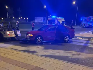 Cruza la rotonda de la glorieta Gloria Begue y colisiona con otro vehículo (4)