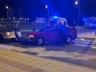 Cruza la rotonda de la glorieta Gloria Begue y colisiona con otro vehículo (4)