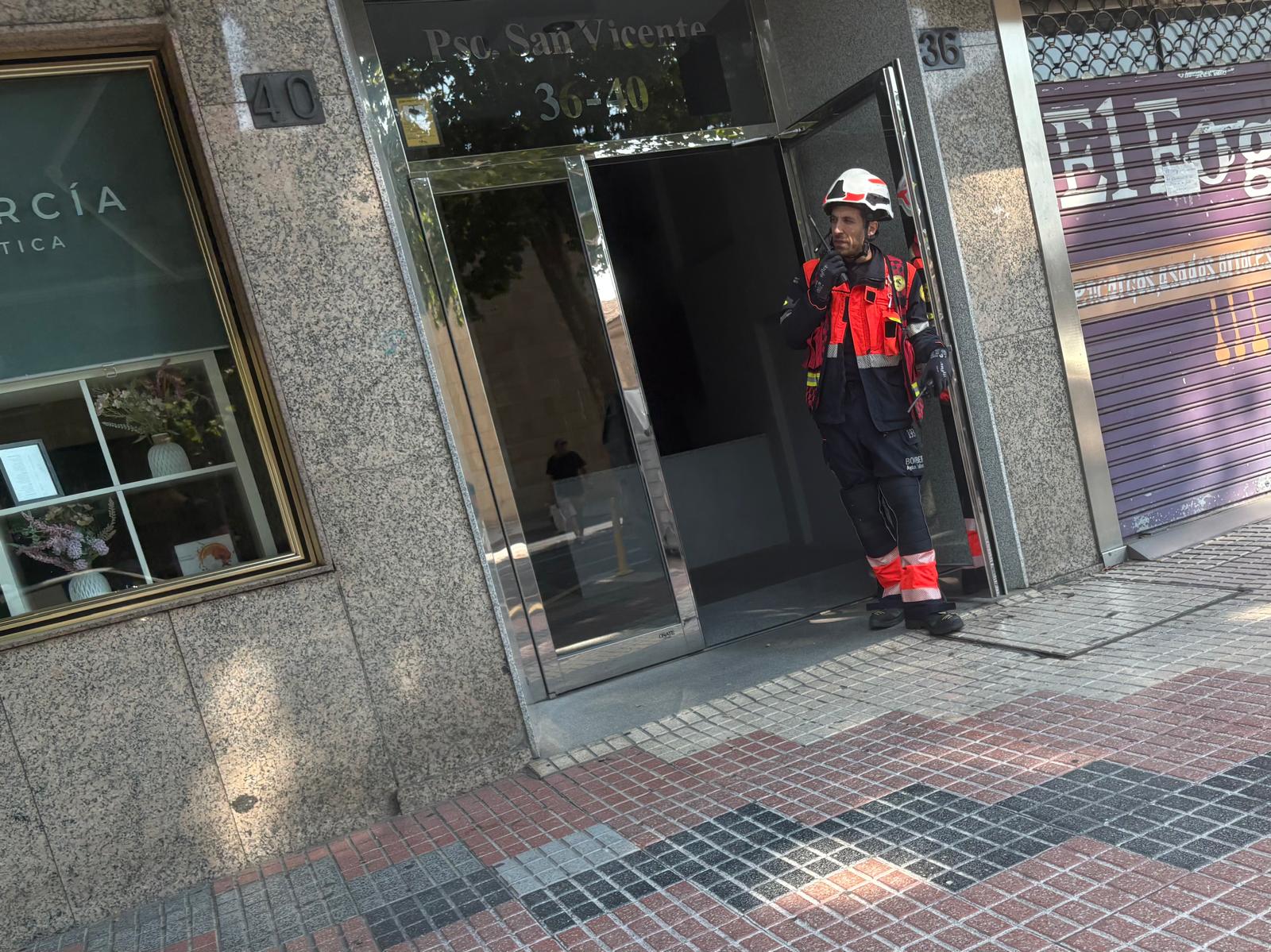 Bomberos En Una Actuación En El Paseo De San Vicente2